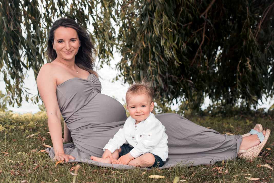 Babybauchshooting mit älterem Sohn