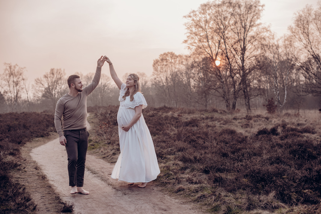 Babybauchshooting im Winter bei Sonnenuntergang