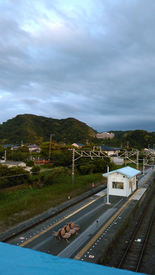 駅ホームすぐ裏から里山