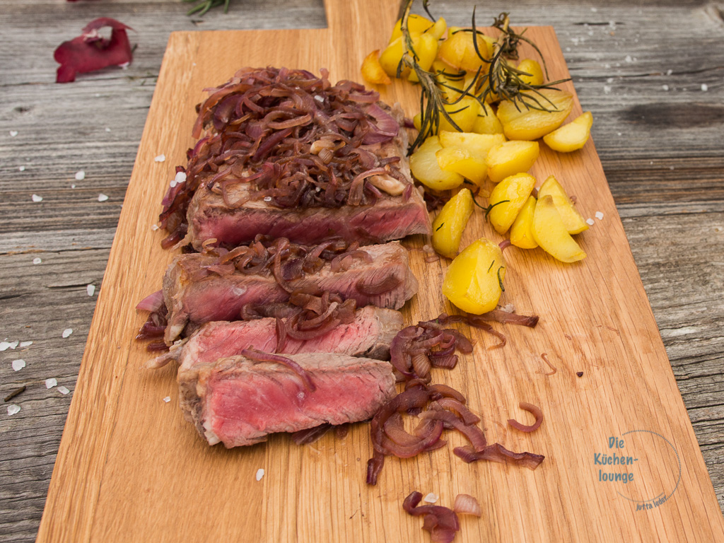 Rostbraten mit Rotwein-Zwiebeln, Röstkartoffeln und Karottensticks ...