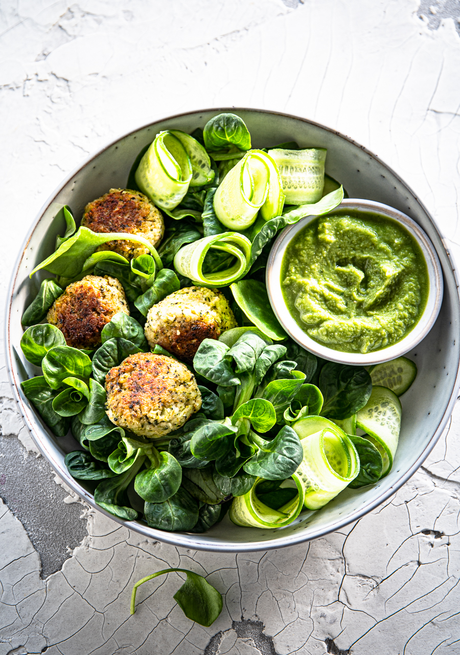 Grüne Salat Bowl mit Brokkoli-Couscous-Bällchen