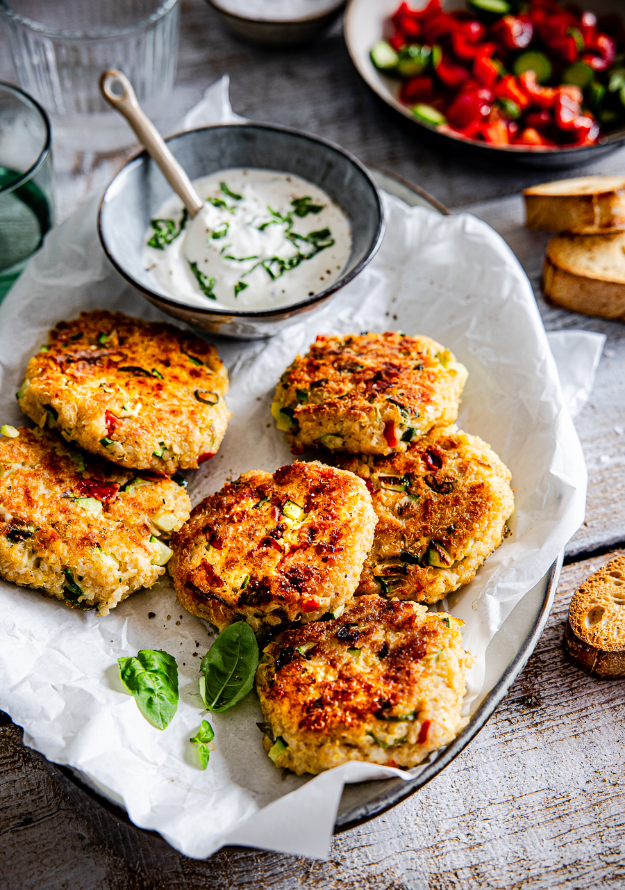 Knusprige Quinoa-Taler mit Zucchini, Schafskäse & Tomate