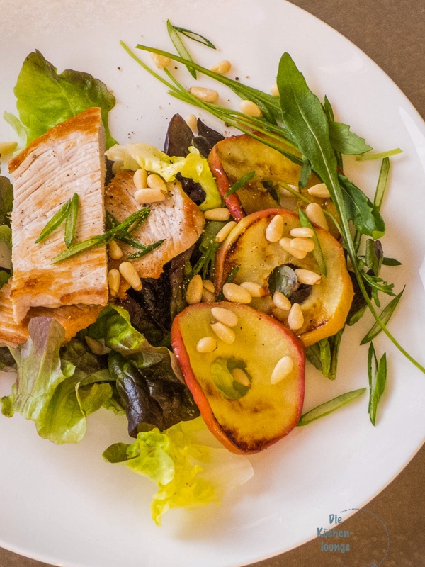 Low-Carb Salat mit Pute und gegrilltem Apfel