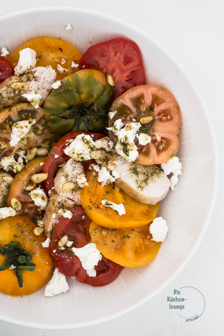 Tomatensalat mit Pute und Basilikumvinaigrette - Die Küchenlounge