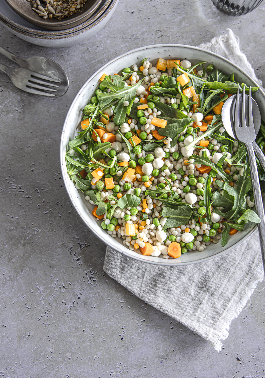 Bunter Pearl-Couscous-Salat mit Mozzarella & Rucola