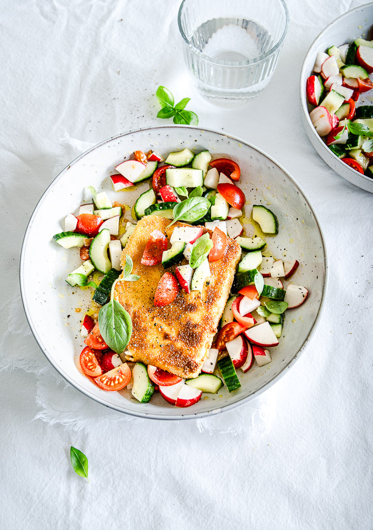 Goldgelb panierter Feta mit knackigem Bauernsalat in einer Schale serviert