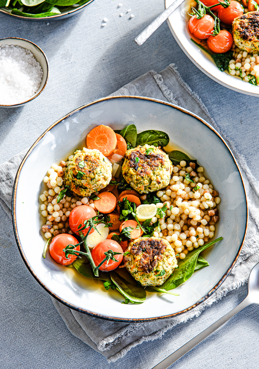 Gemüsesuppe mit knusprigen Gemüsebällchen, Fregola & Babyspinat
