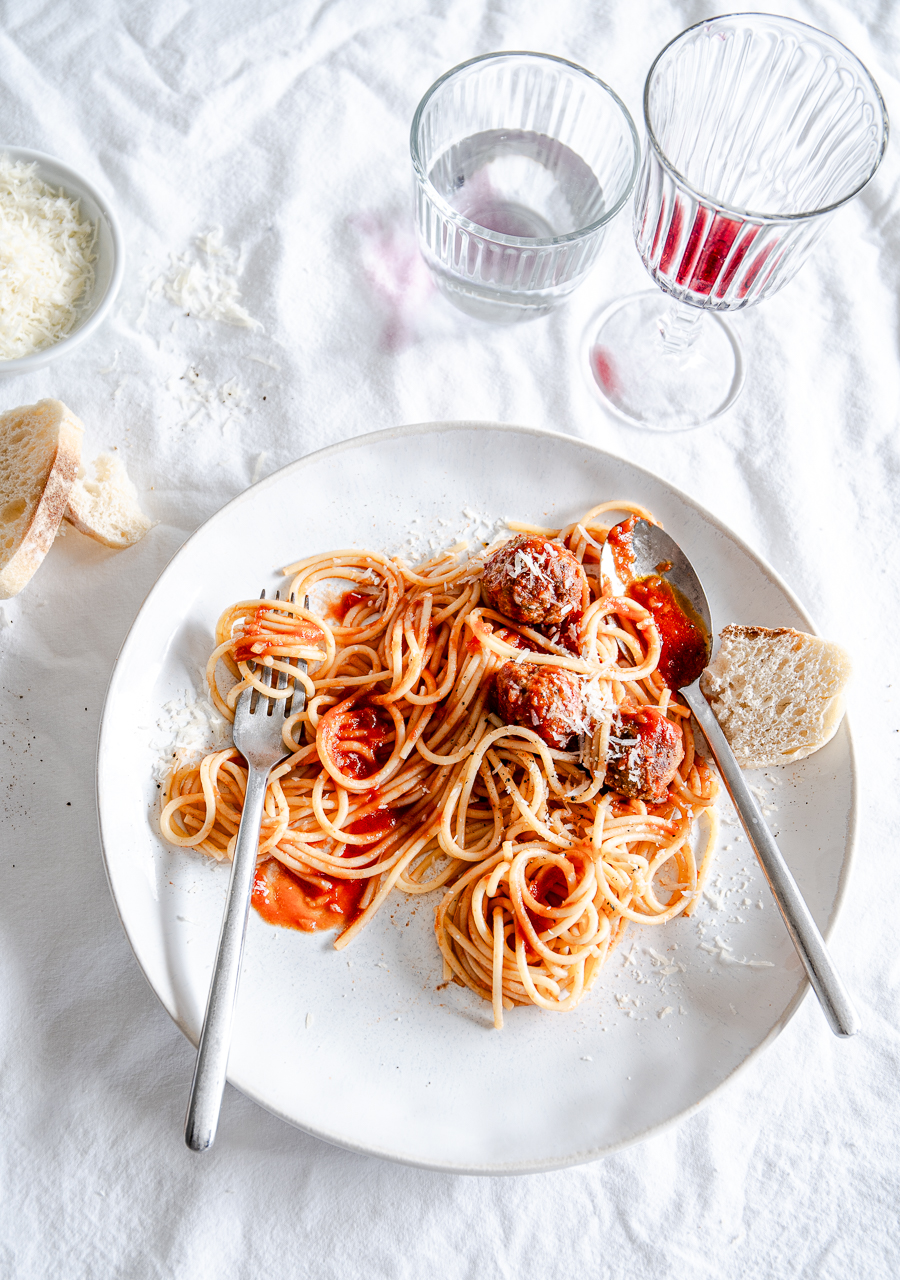 Spaghetti in Tomatensauce mit Auberginenbällchen