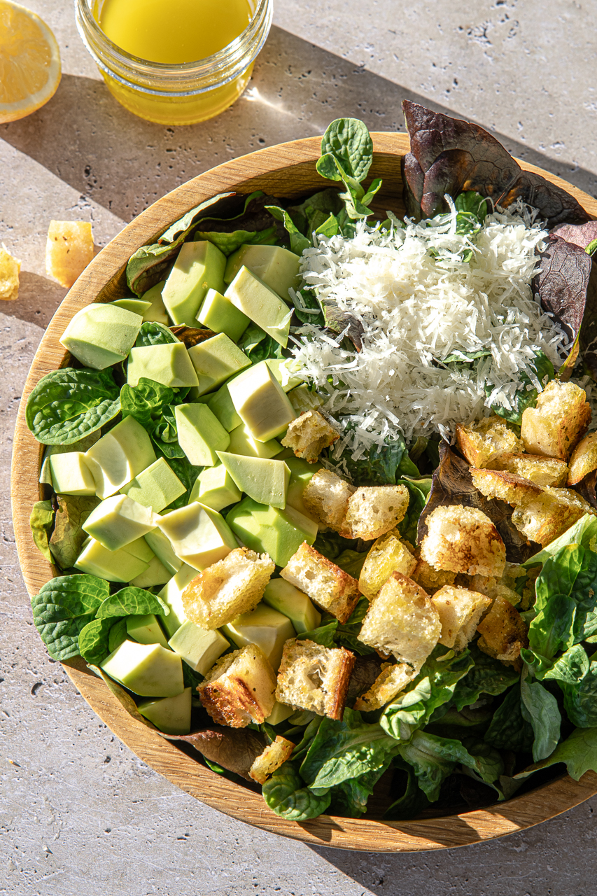Einfacher Blattsalat mit geröstetem Brot und Parmesan – die perfekte Beilage