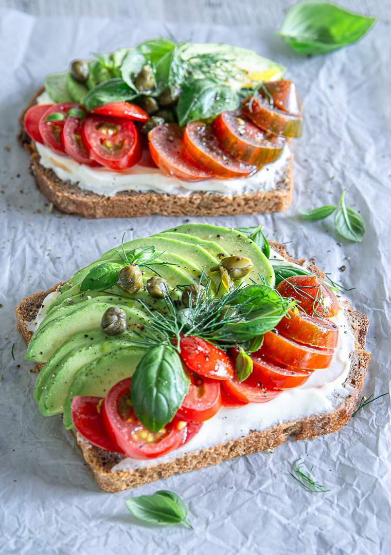Dinkelvollkornbrot mit cremigem Frischkäse, Tomaten und Avocado