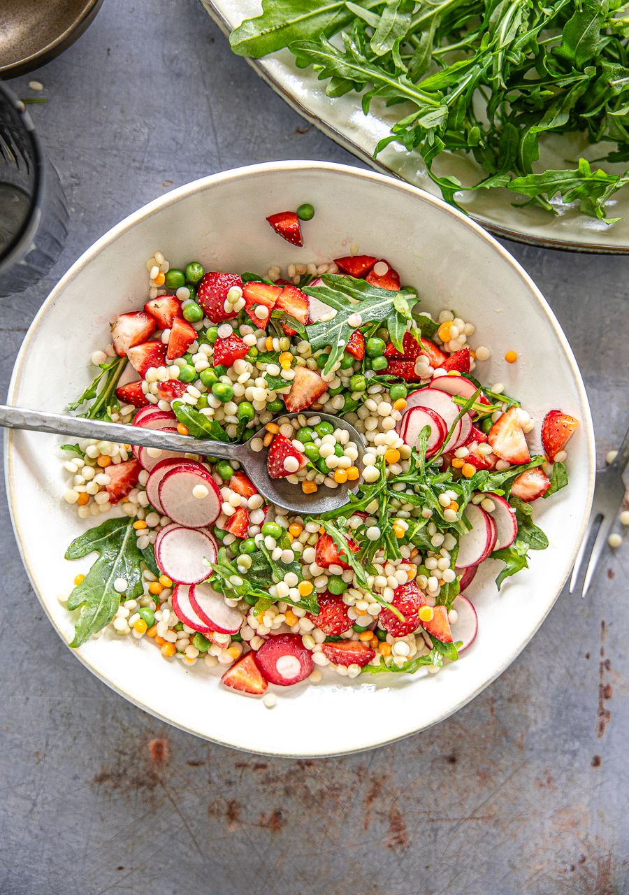 Pearl Couscous Salat mit Erdbeeren, Radieschen und Rucola – Frühling in einer Schüssel