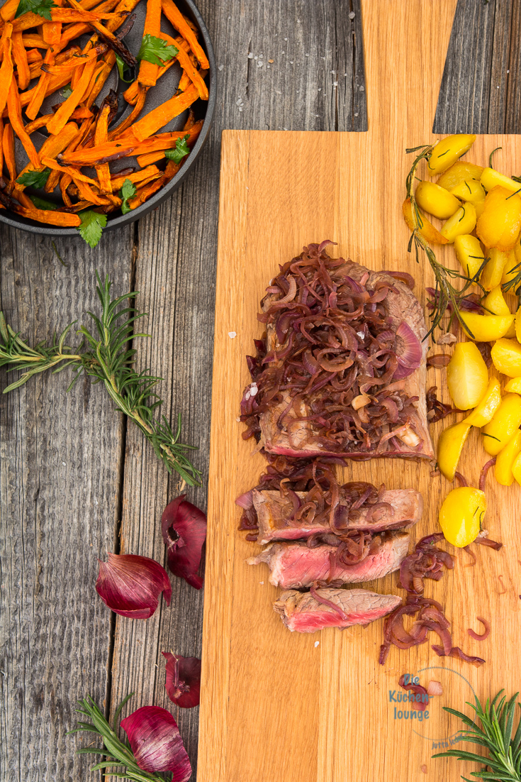 Rostbraten mit Rotwein-Zwiebeln, Röstkartoffeln und Karottensticks ...