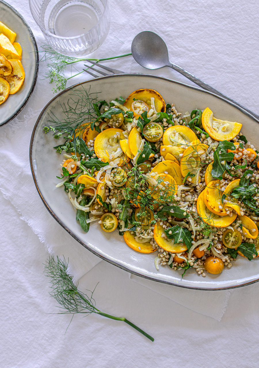 Buchweizensalat mit Zucchini, Fenchel & Tomaten – leicht, mediterran & kalorienbewusst