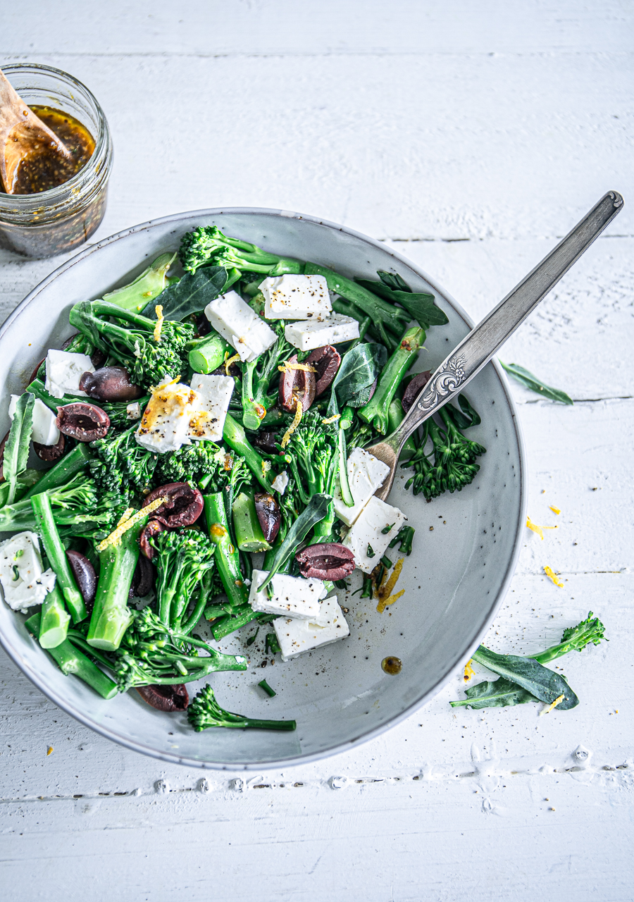 Bimi-Salat mit Feta, Kalamata-Oliven  und Zitronenschale