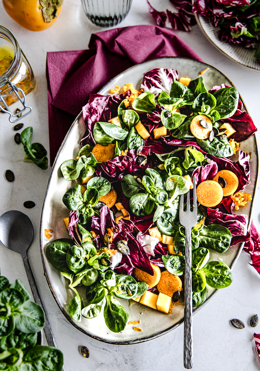 Kaki-Radicchio-Salat mit Physalis und Ackersalat