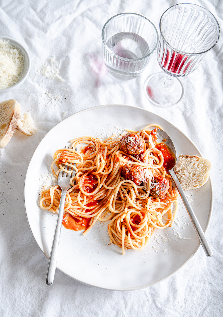 Spaghetti in Tomatensauce mit Auberginenbällchen