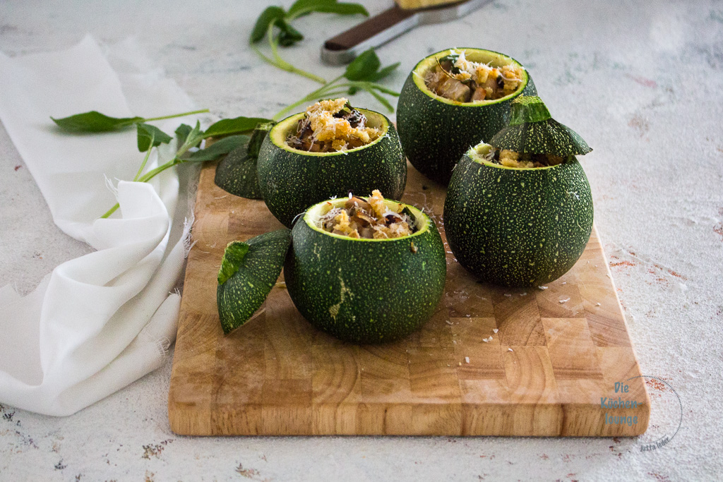 Gefüllte Zucchini mit Parmesancrumble