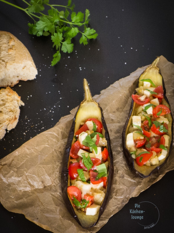 Ein-leichter-sommerlicher-Genuss, gegrillte-Auberginen-mit-Tomaten-und-Mozzarella
