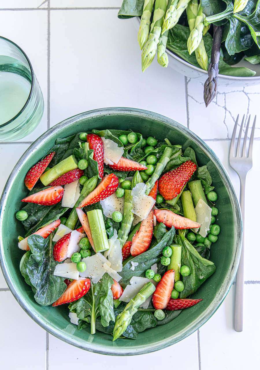 Grillsalat mit grünem Spargel, Erdbeeren und Parmesan – der Salat, für den ich mich fast schäme