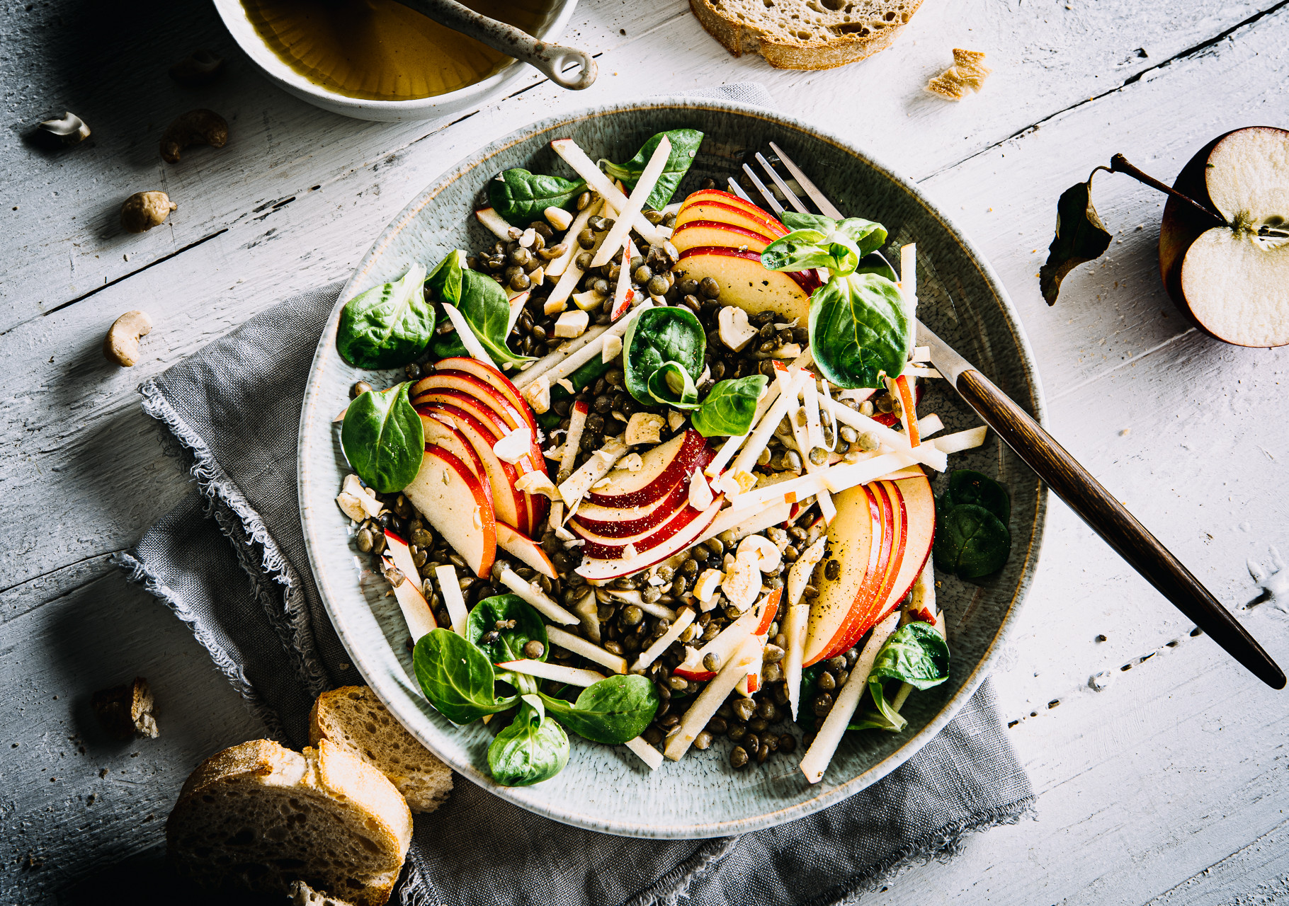 Herbstlicher Linsensalat mit Äpfeln und Ackersalat