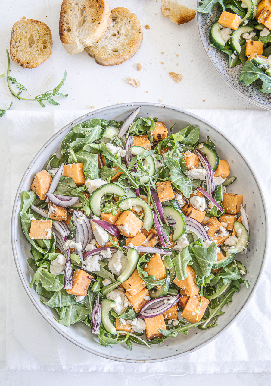 Herbstlicher Süßkartoffel-Rucola-Salat mit Feta