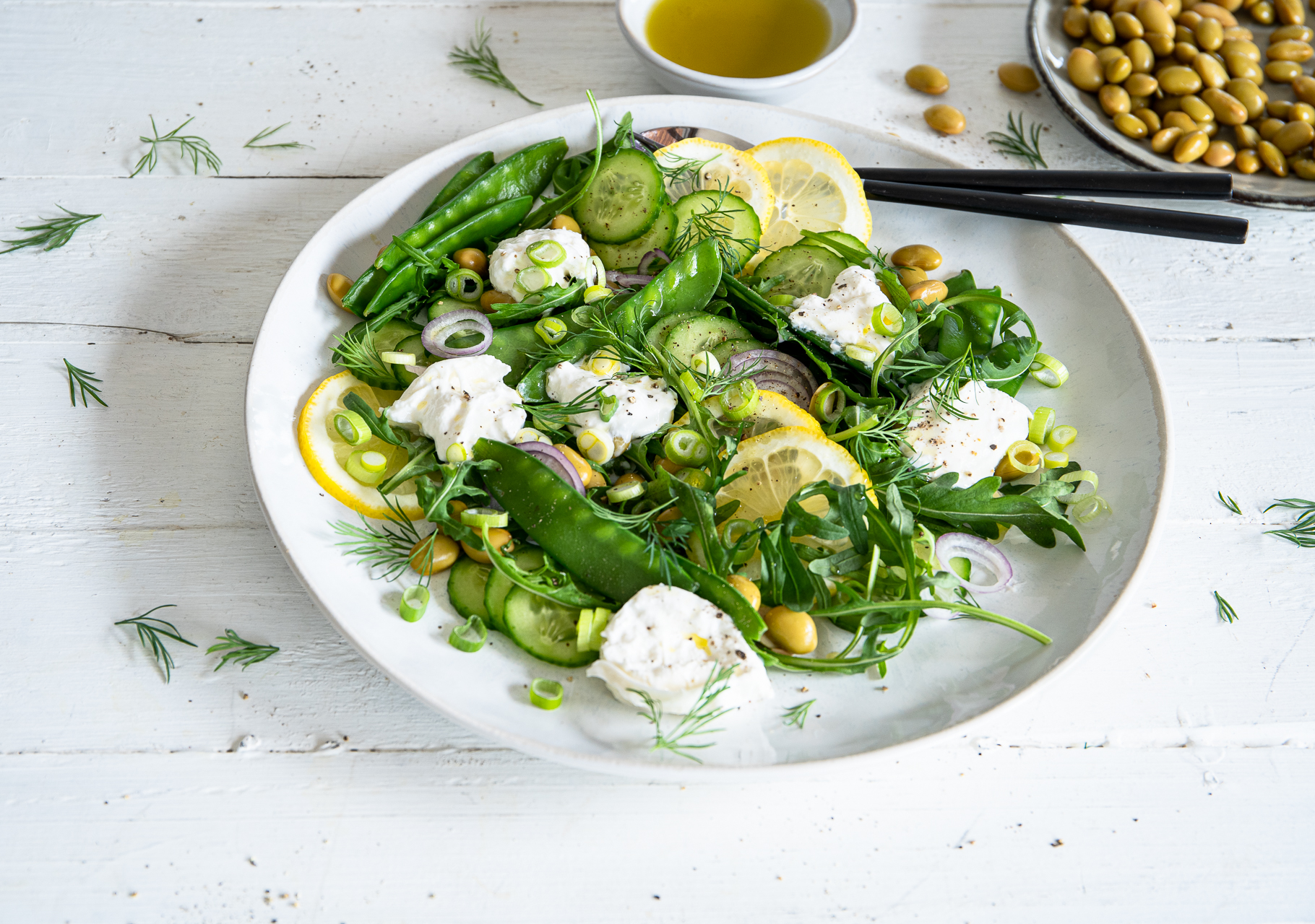 Ideal für den Osterbrunch - Knackig, frischer Frühlingssalat mit Rucola, Zuckererbsen und Burrata