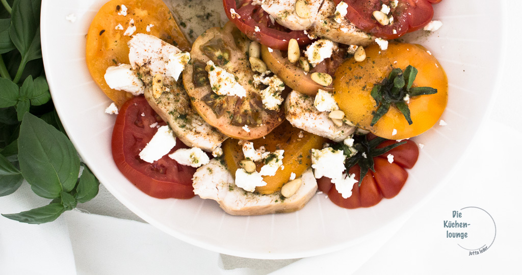 Tomatensalat mit Pute und Basilikumvinaigrette - Die Küchenlounge