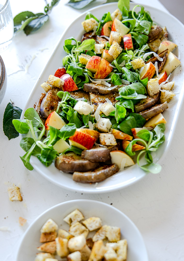 Apfel-Brot-Salat mit panierter Aubergine - Frischer Genuss mit knusprigem Twist