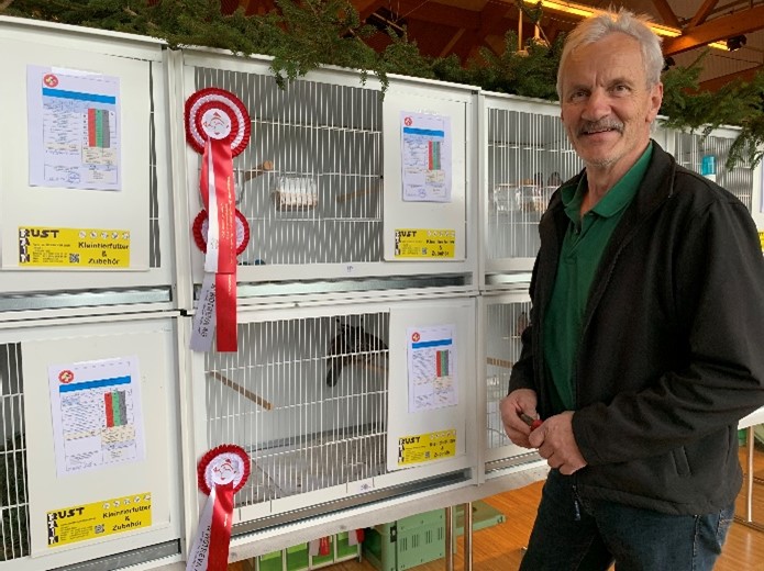 Kategoriensieger Ernst Lempen mit seinen kalifornischen Schopfwachteln