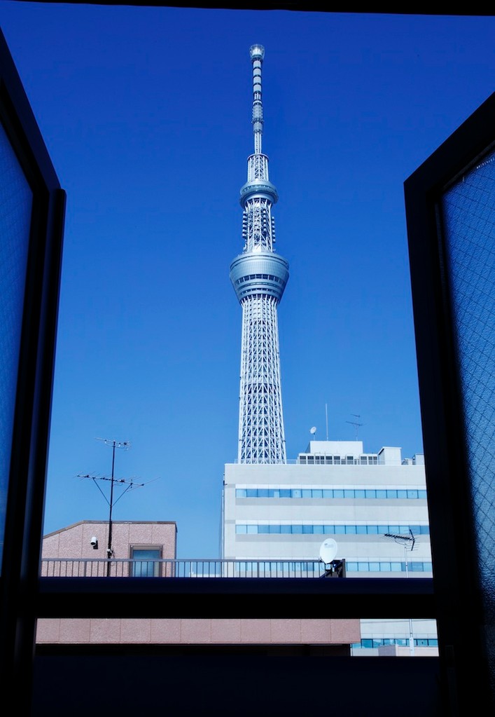 天空霊座　窓前