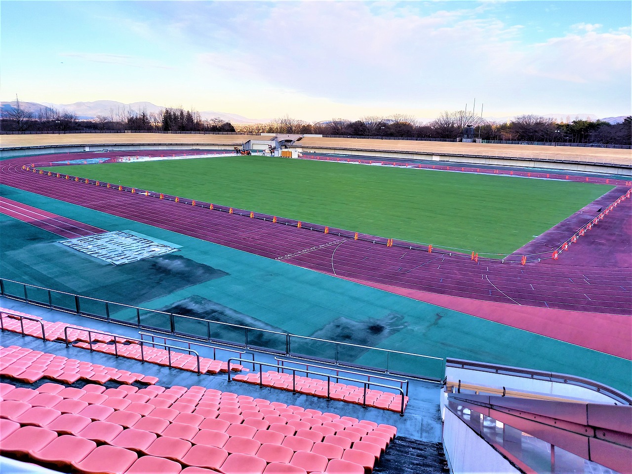 福島県営あづま陸上競技場、ティフスポーツで張替完了しました。