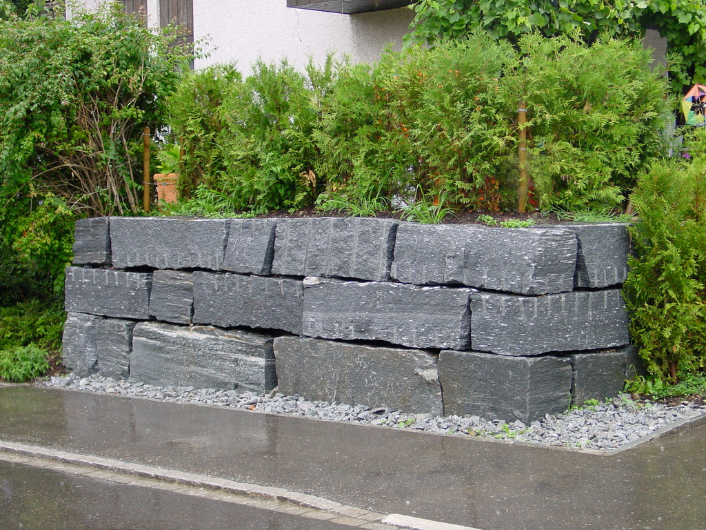 Granit Blocksteinmauer,Eberhard_Gartenbau_Kloten