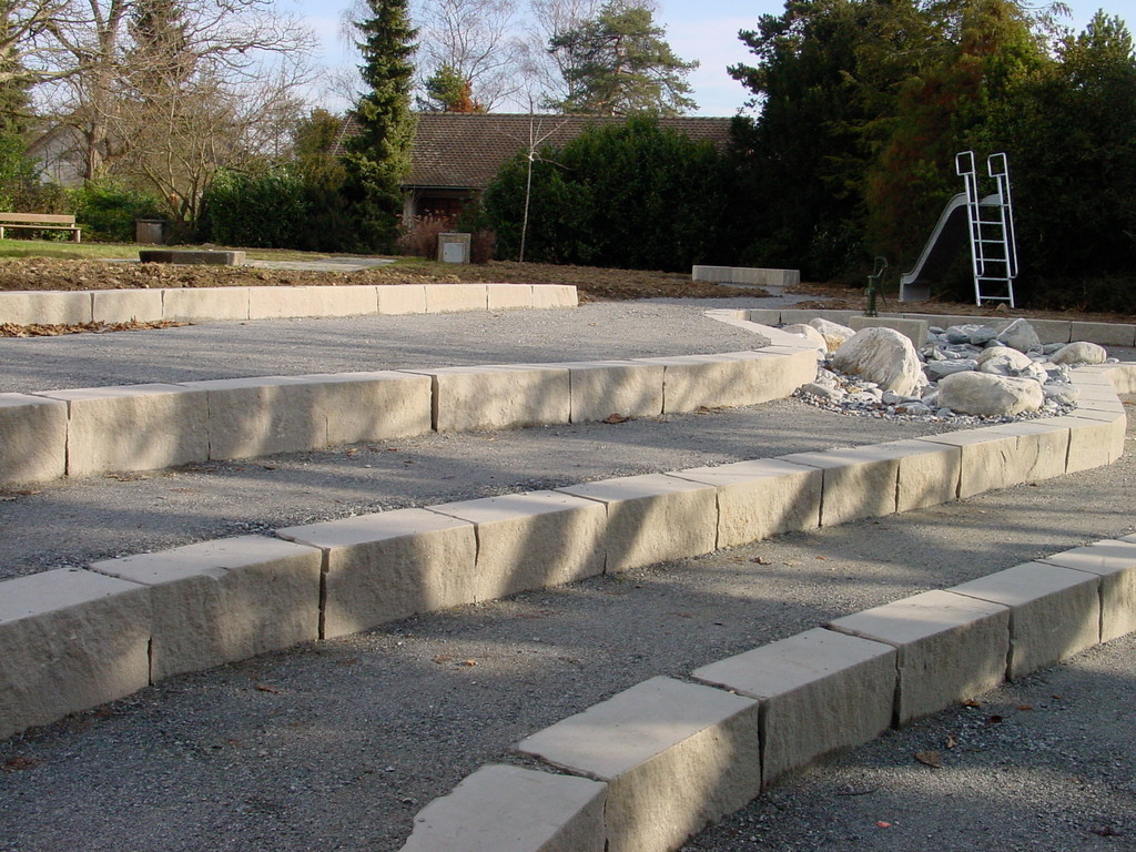 Natursteine als Abtreppung und Sitzgelegenheit; Eberhard_Gartenbau_Kloten
