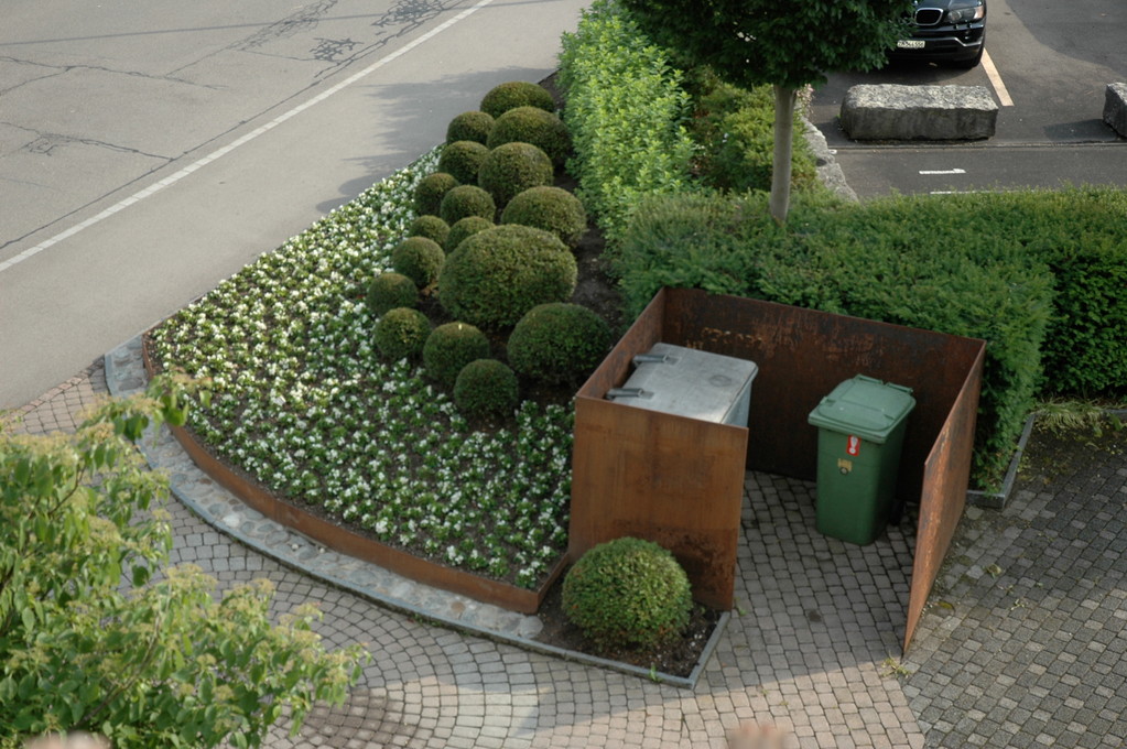 Containereinfassung aus Stahlwänden, Eberhard Gartenbau AG