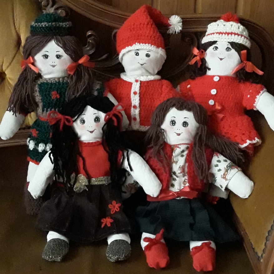 Le bambole natalizie di stoffa e filati riciclati create nel nostro laboratorio creativo, ognuna è un pezzo unico. Collezione 2023/24