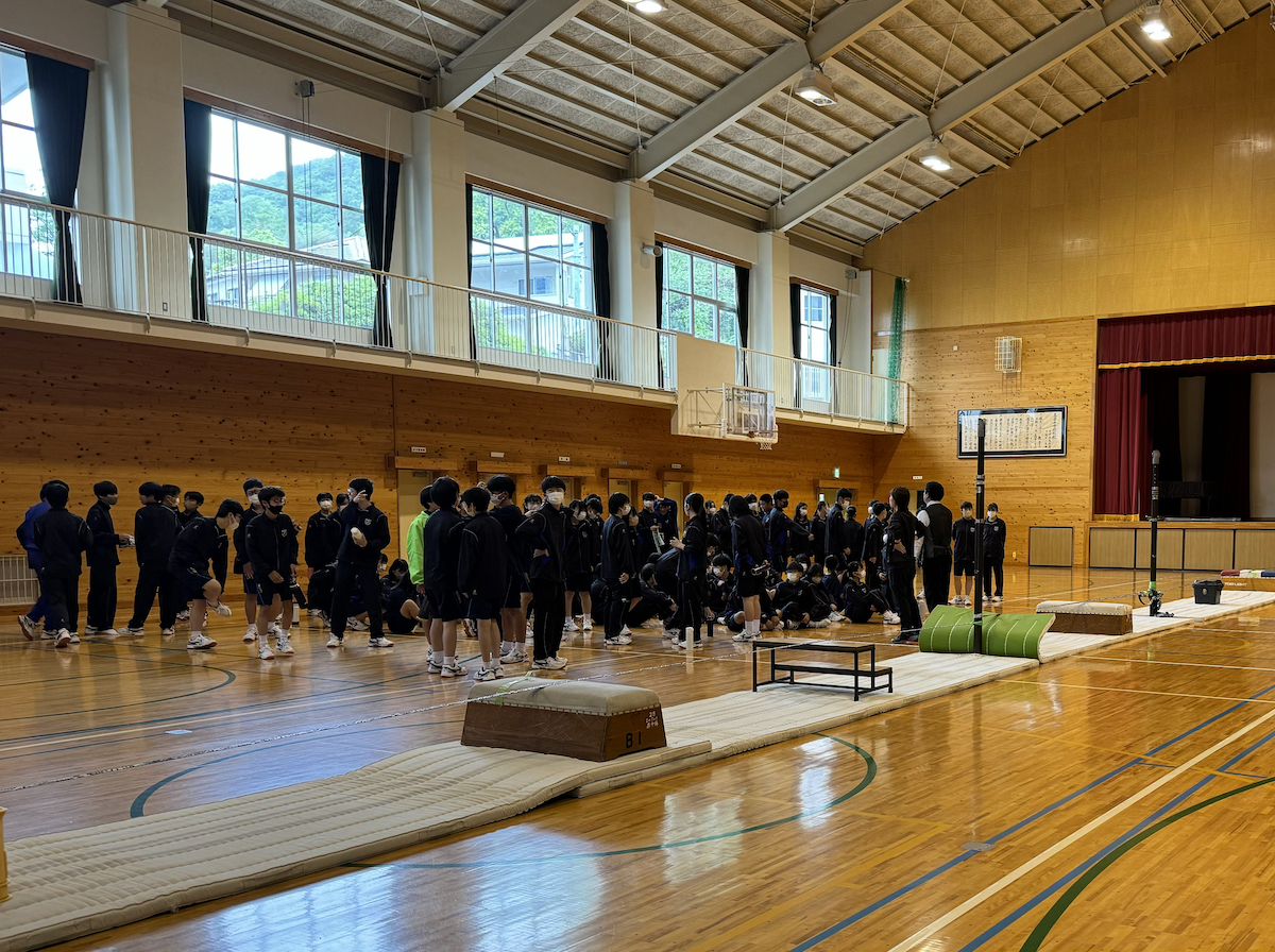 高梁市立高梁中学校でスラックラインの授業