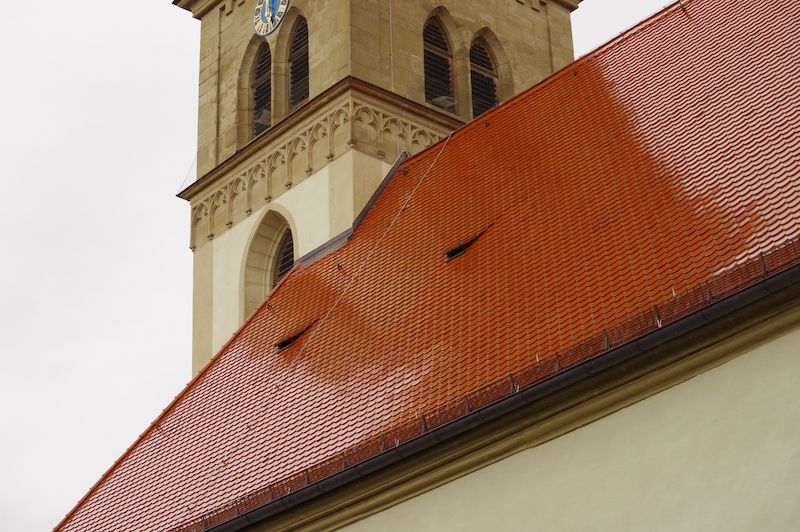 Zwei im Dach eingebaute Schleppgauben ermöglichen Fledermäusen den Zuflug ins Kirchendach.