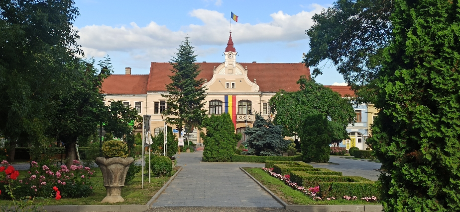 Rathaus, der ehemalige Marktplatz ist heute eine Park-Anlage 