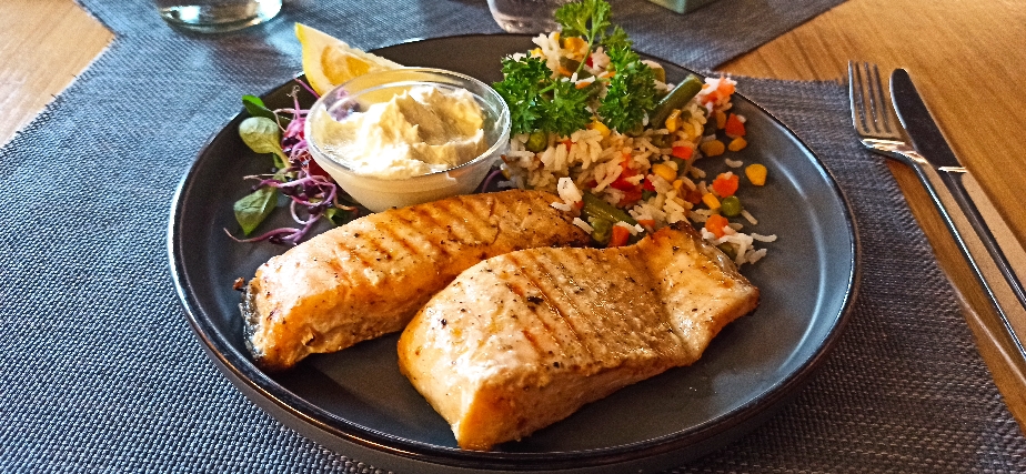 Lachsfilet mit Gemüsereis 