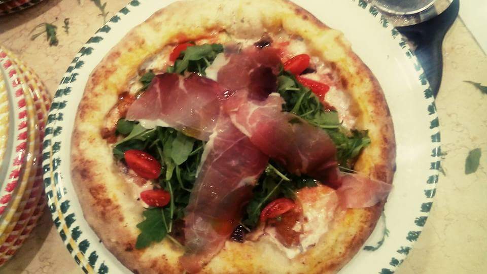 Pizza Speck con cornicione ripieno