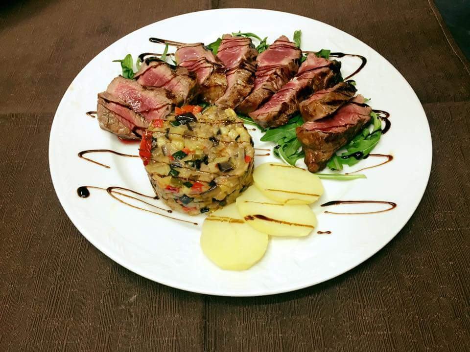 Tagliata con caponata di verdure.