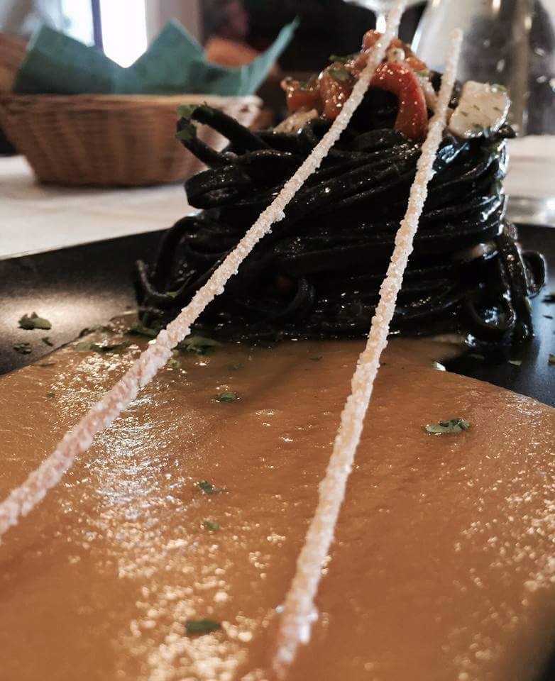 Spaghetti al nero di seppia, crema di zucca e seppia.
