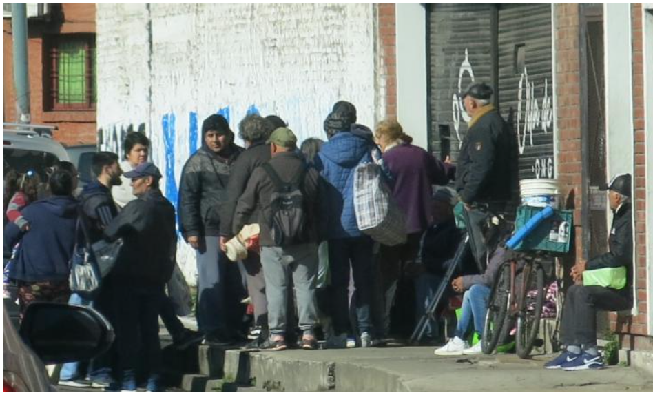 Wartende vor einer Suppenküche | Foto: AoG