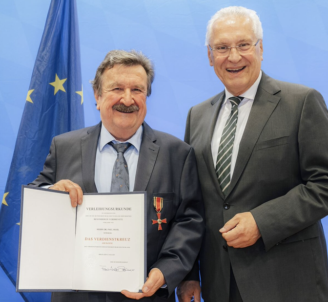 Auszeichnung für jahrzehntelanges Engagement: Bayerns Innenminister Joachim Herrmann überreicht Dr. Paul Festl das Bundesverdienstkreuz | Foto: BayStMI