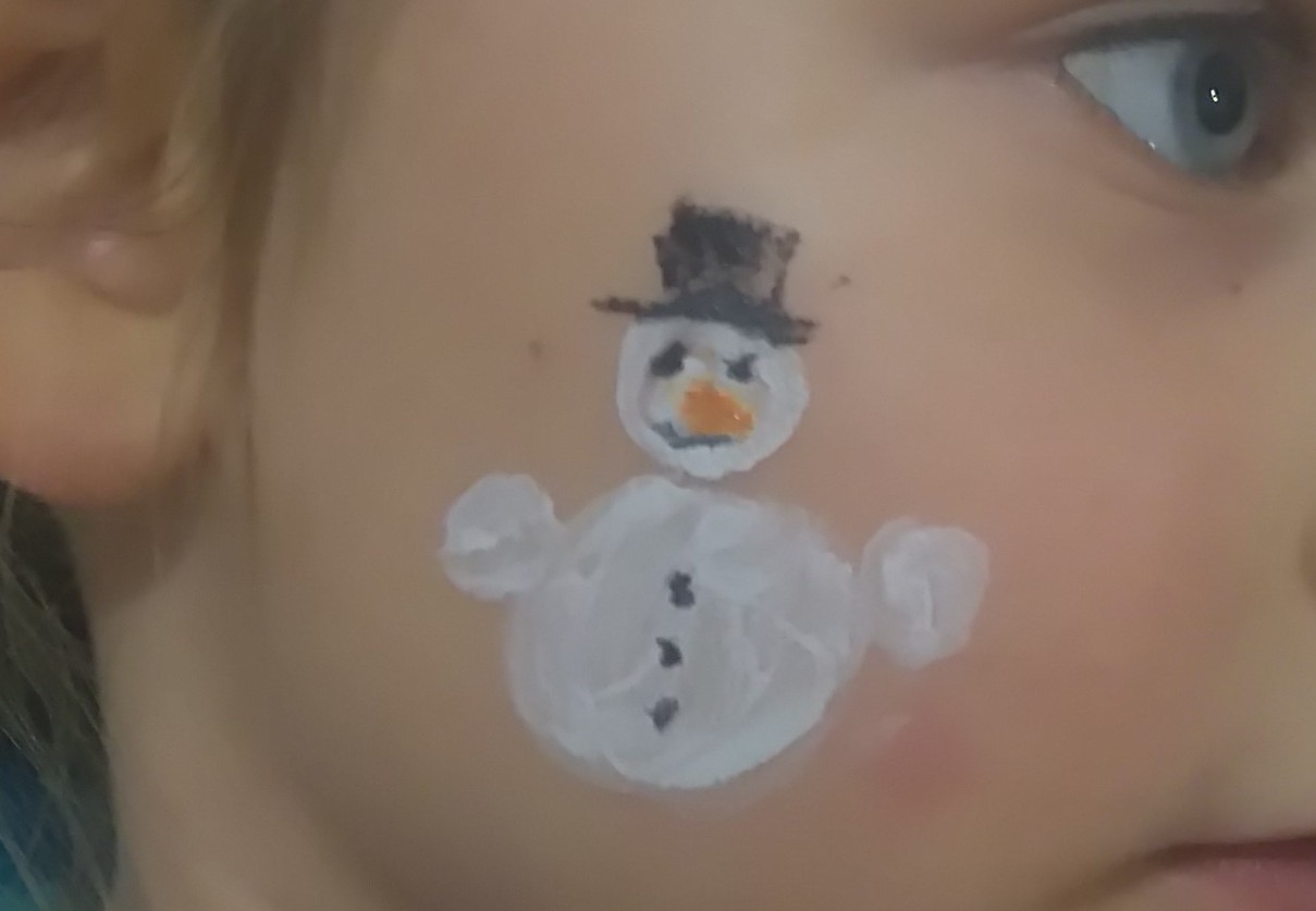 Schminken - ein Schneemann im Gesicht