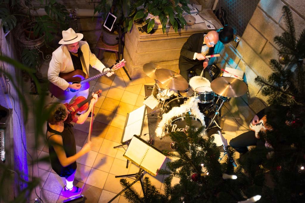 Atrium Hotel Blume – eine der schönsten Locations ever, leider nicht im Bild wegen Christbaum: Susanne Portmann und Oli Keller