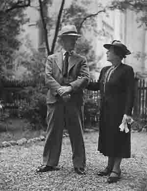 Bild 1: Eugen und Emma Oberdorfer (geb. Binswanger) 1937 in einem Garten in der Kasernenstraße in Augsburg. 