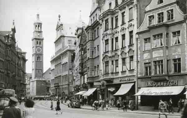 Bild 2: Das Haus der Familie Oberdorfer in der Maximilianstraße mit dem Schirmgeschäft (zweites Haus von rechts). Die Aufnahme dürfte von 1943 stammen, es steht schon der Name der Hoffmanns über dem Laden. 