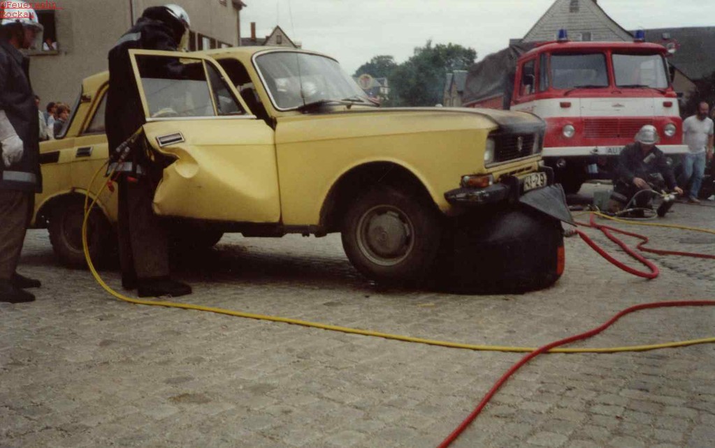 Feuerwehr Aue führt hydraulische Rettungstechnik in Bockau vor...