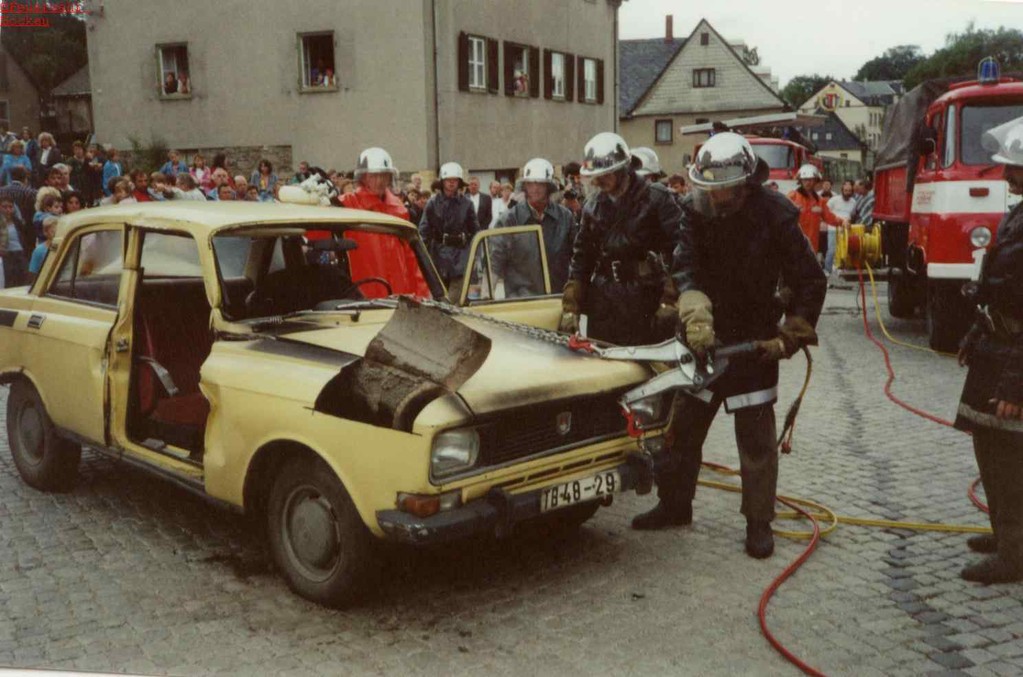 Feuerwehr Aue führt hydraulische Rettungstechnik in Bockau vor...